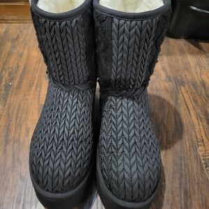 UGG CLASSIC SHORT VILLA BOOTS
